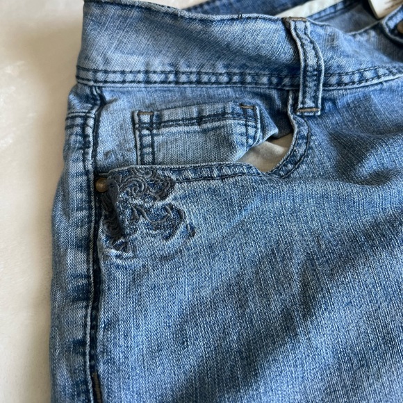 Floral Embroidered Mid-Wash Straight Leg Jeans - Picture 2 of 5